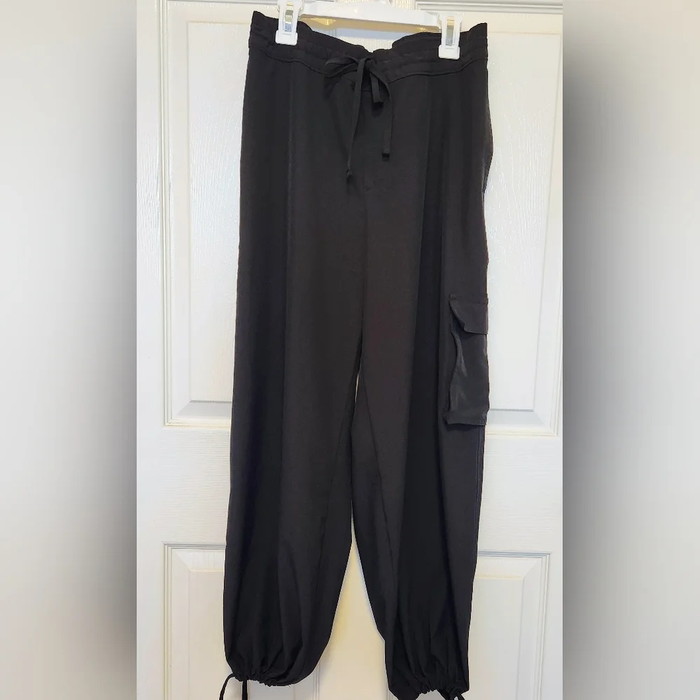 Old Navy Women's Black Stretchtech Quick Dry Cargo Pants with Drawstring - Picture 1 of 7